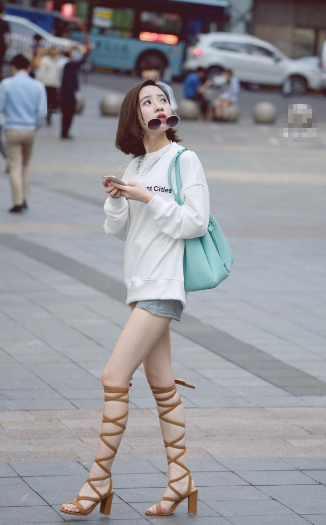 街拍 身材较好，小鸟依人的性感灵气的美腿小仙女 足以让你心动！