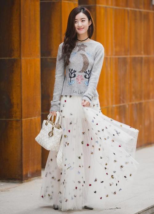 赵丽颖穿一袭蓝裙很美艳，她这是“漂浮”在空中？皮一下很开心！