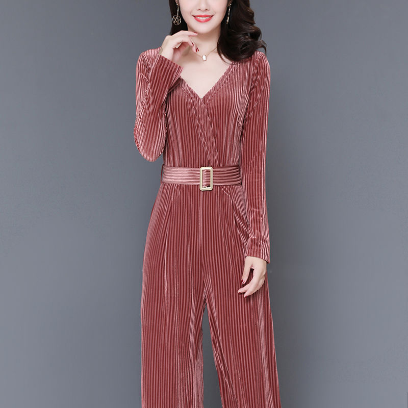 如今年轻女人别穿套装!只穿一套“连体裤”，活力美翻天了