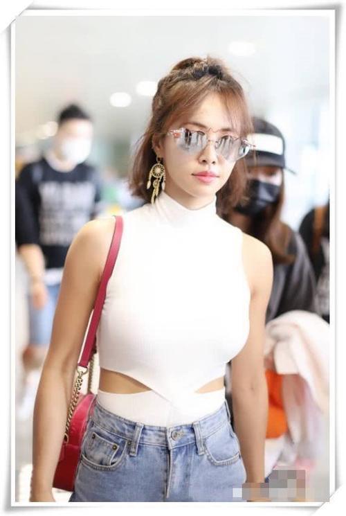 蔡依林敢穿！穿连体衣腰间还挖俩“洞”，网友的目光全都被锁定了