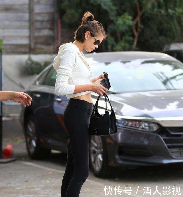  #紧身裤#刚洗完澡的美女穿紧身裤上街，火辣身材，被众人瞩目