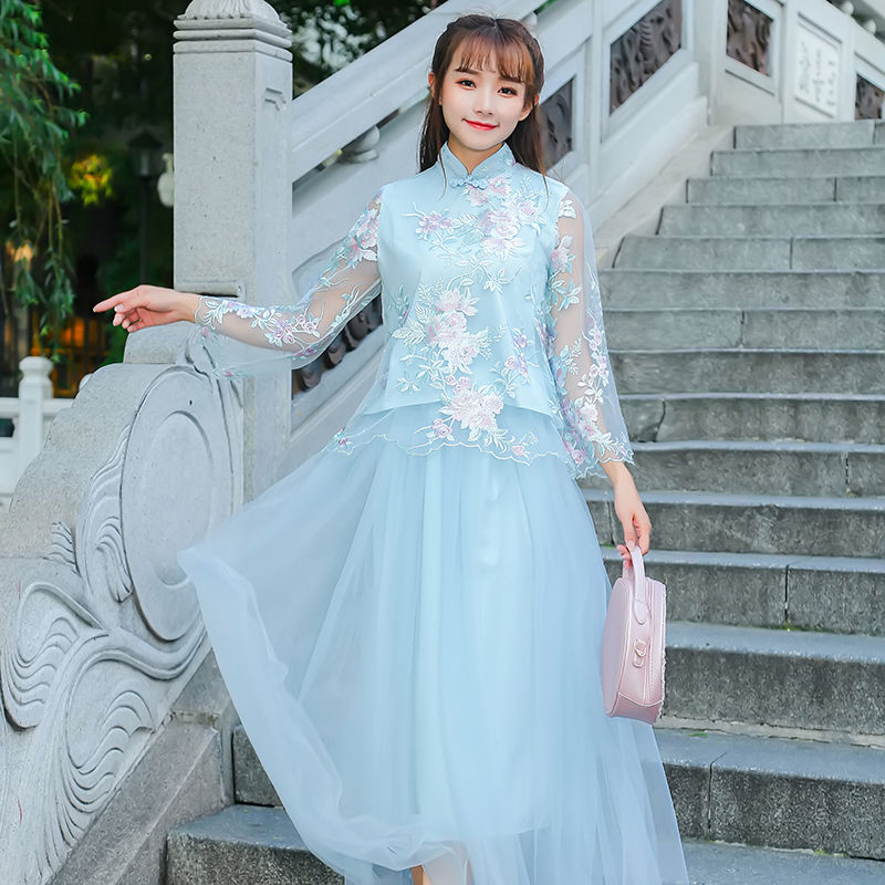 没有倾国倾城的美貌，但穿旗袍让你更美，如果有，那就更完美