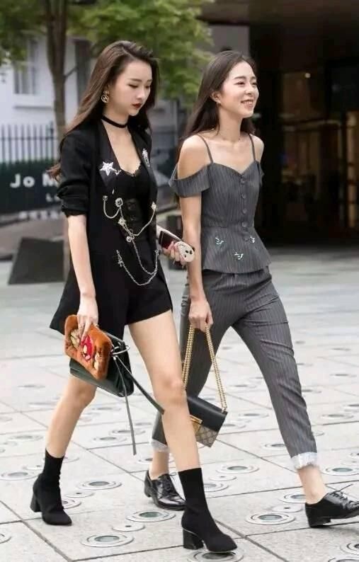 路人街拍,小姐姐身穿蕾丝吊带衫,精致的锁骨极具女性魅力