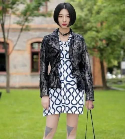  [气质]美女时尚街拍：雪肤花貌的小姐姐，一条黑色连衣裙外搭白色开衫，气质十足