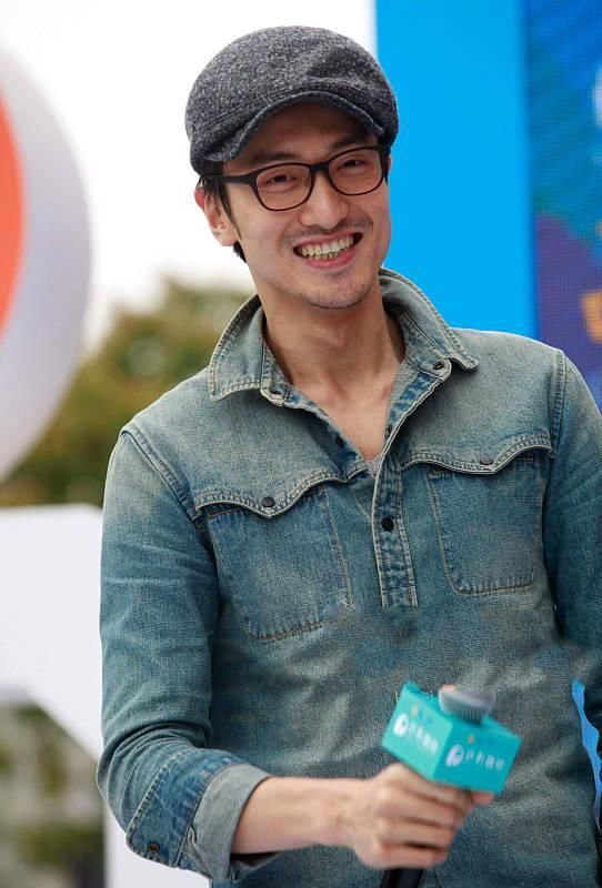 王传君演技火了之后，穿衣风格也火了，男人穿成这样真的很迷人