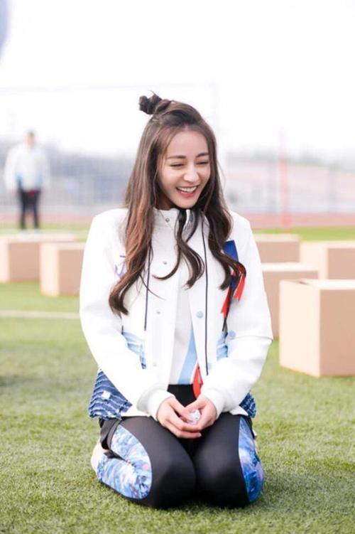 乔欣为赶时尚，学迪丽热巴梳“便便头”，结果却被热巴甩出几条街