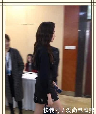 关晓彤气质太奇怪！仙女烫秒变大妈卷，网友咋看都不像21岁！