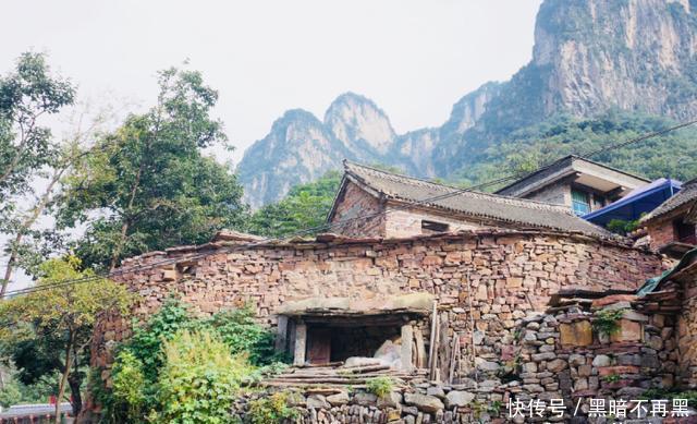 建在悬崖上的村庄，曾因“挂壁公路”大火，现今却引游客不满