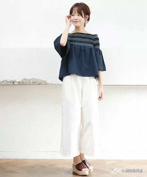 炎热夏天里就穿上日系成熟的露肩上衣展现时髦风格!