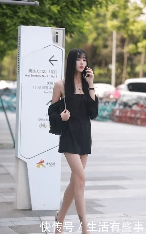  【边打电话】黑色连衣裙美女, 这长腿也太吸睛了!