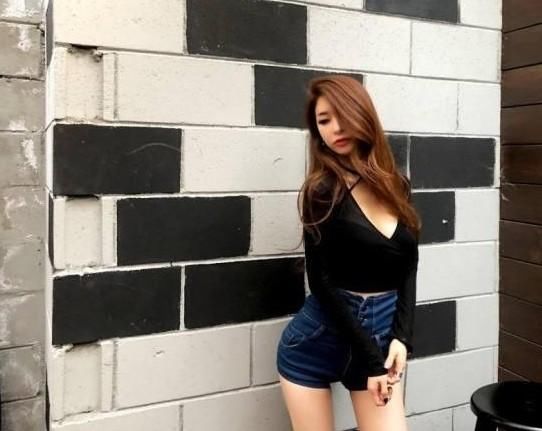 牛仔裤的美丽与霸道，让人侧目不已，那么的显出众！