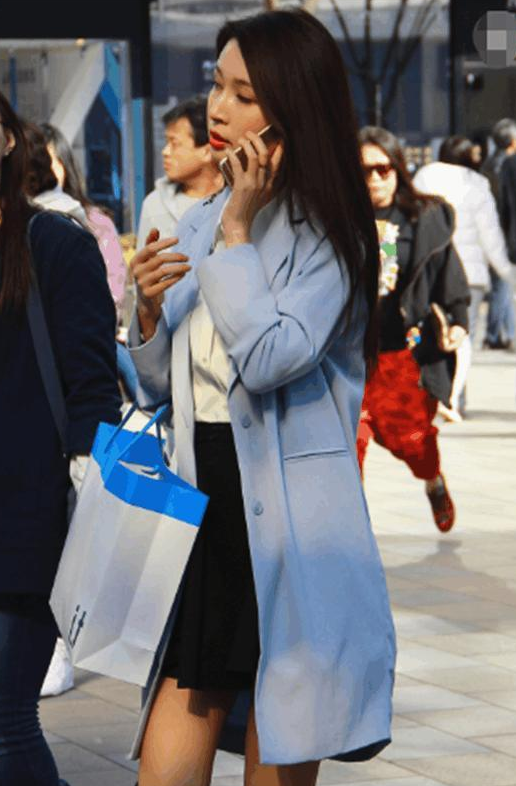 街拍: 图6的美女大秀蕾丝裙, 性感长腿藏不住 !