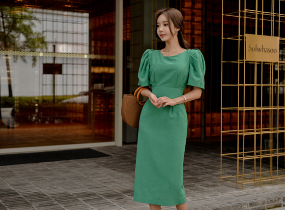 头条女神孙允珠，青松柏木夏日绿茵灯笼袖礼裙