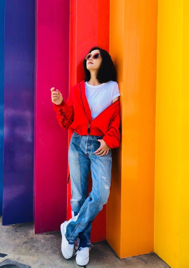 蔡卓妍字母T恤+吊带裙，回归青春美少女，网友：这次没得罪造型师