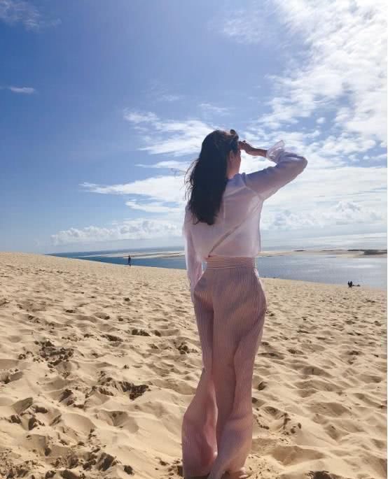  T恤衫■谢杏芳真不愧是运动员出身，身材好穿T恤配牛仔也有型，挺羡慕