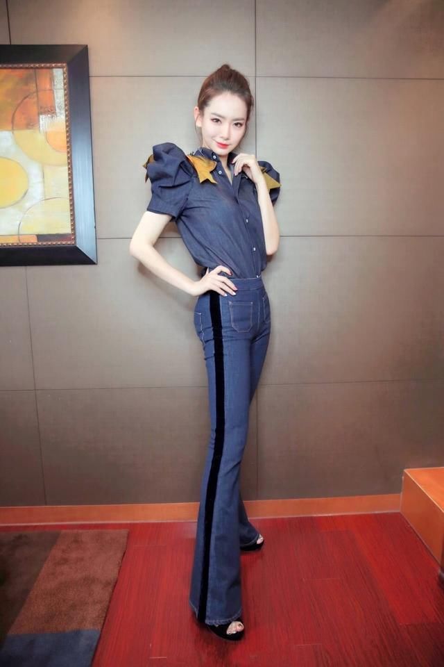 戚薇短裤短到大腿根，那件马甲却格外抢镜，网友：辛亏你有李承铉