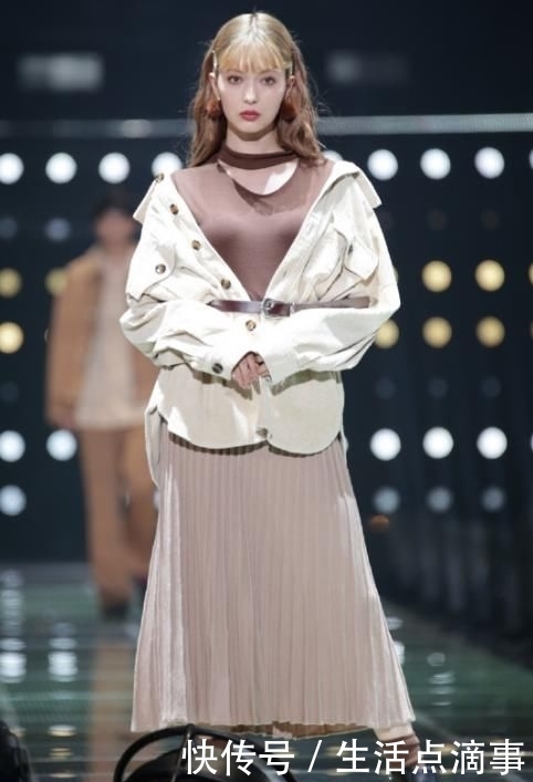 『 斋藤』三吉彩花A爆全场!,日本女星模特T台:斋藤飞鸟堪称芭比娇娃