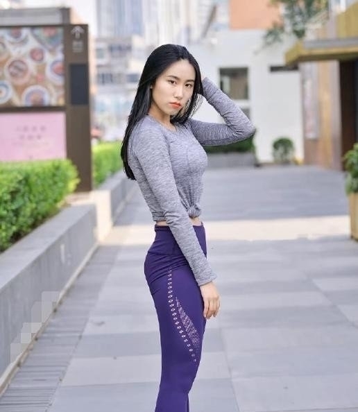  『美女』街拍：时髦有致的紧身打底裤美女，打扮非常独特，轻松穿出女神风格