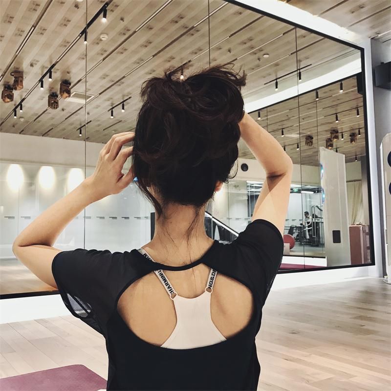 40岁老妈穿这身瑜伽服去健身，光背影就撩动很多人的心，美翻了