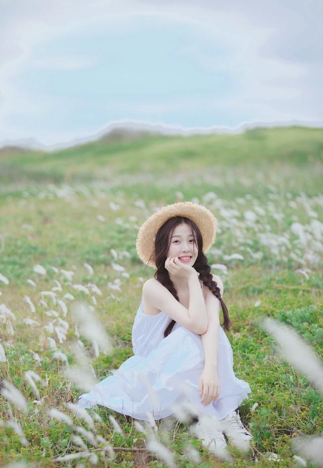  『吊带』因下一站幸福取得成功吸粉，今穿乳白色吊带连衣裙扎麻花辫，柔美甜美时尚潮流