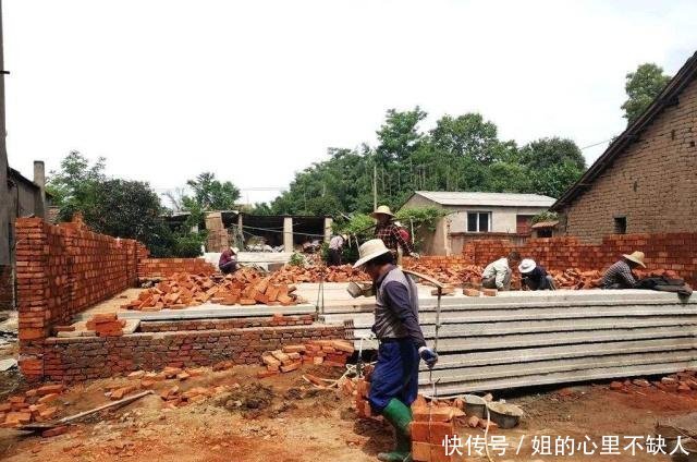 农村宅基地上盖了楼,买了车,提到两个儿子的婚事,老汉一脸无奈！