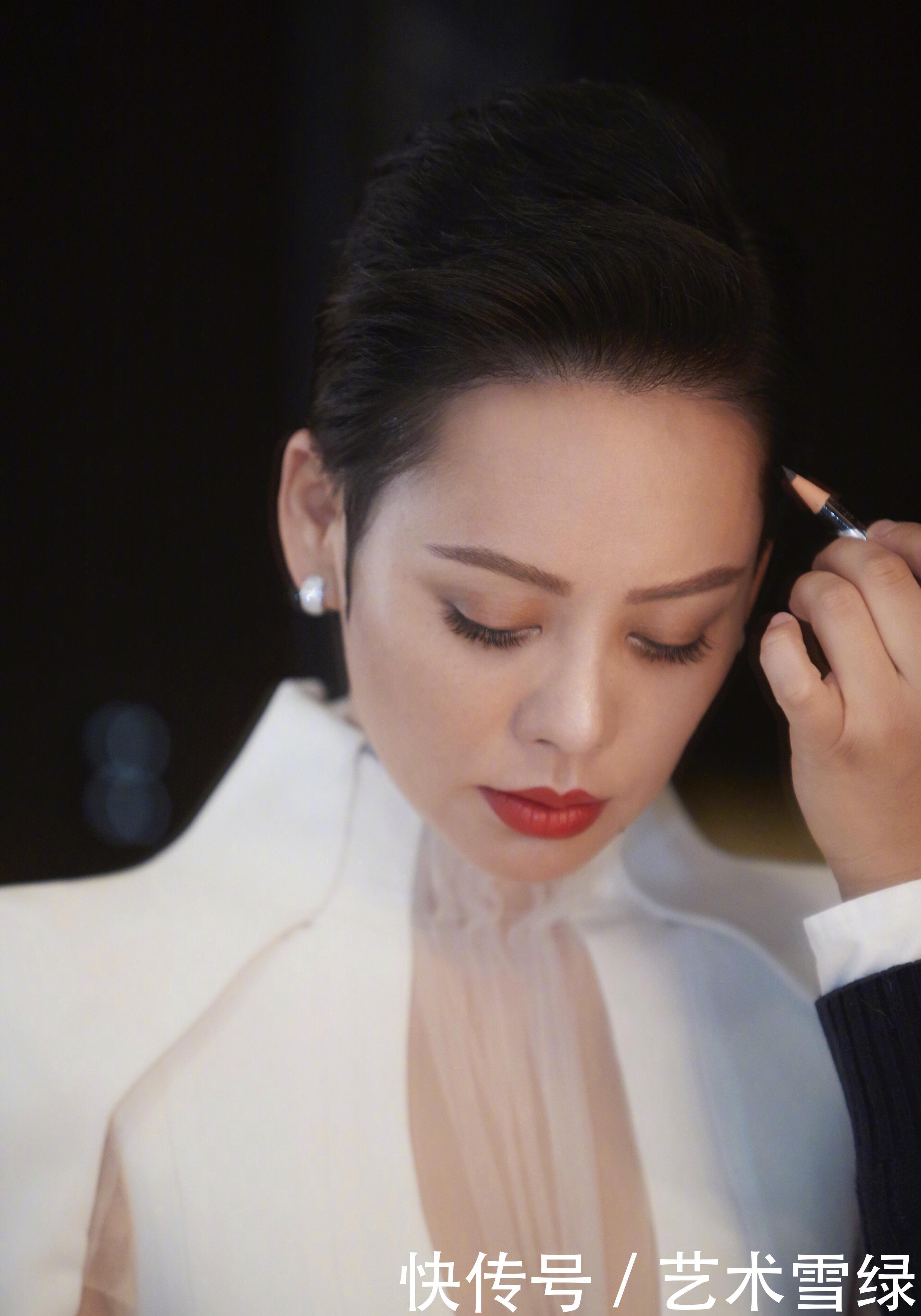 45岁的宁静真敢穿，大露丰腴的上围，网友：刘嘉玲都没你敢穿