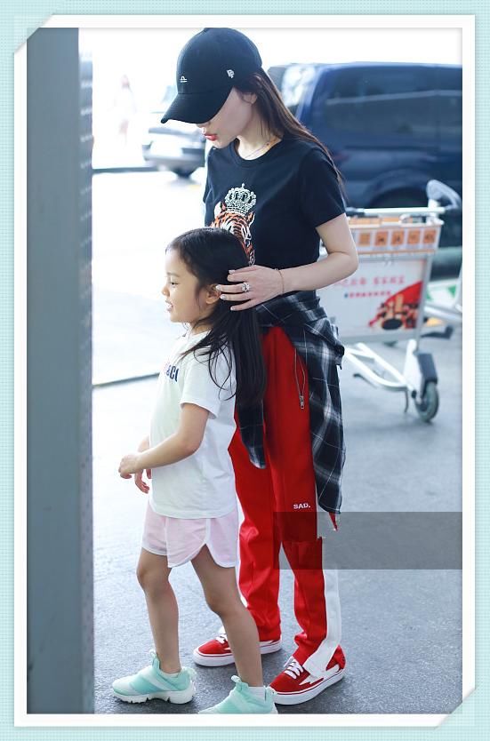 李小璐身材真好，一身运动装也掩盖不住，网友：天生丽质难自弃