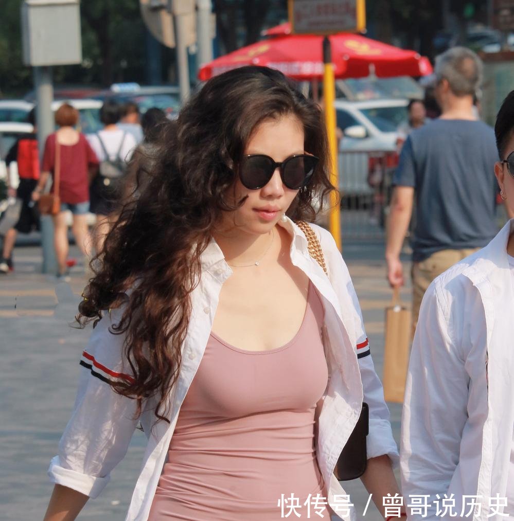 街拍 微胖少妇紧身装大胆出行, 火辣身材让人眼神移不开