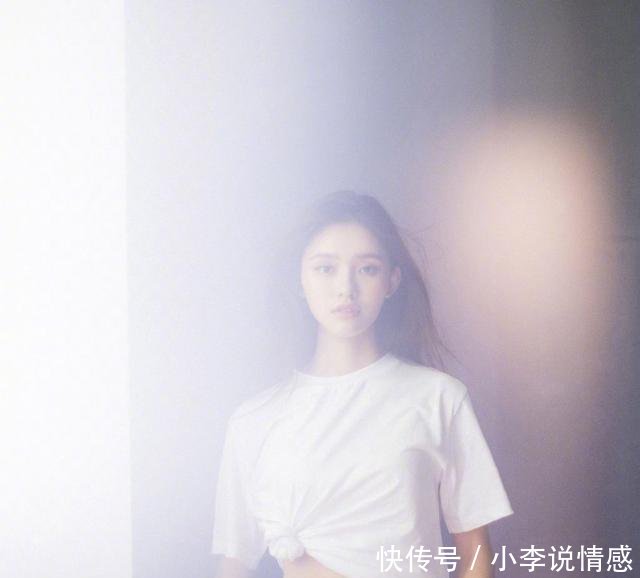 林允减肥至92斤，衣角打结故意炫腹，网友却说一看就是饿出来的