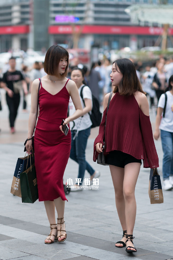 街拍北京:女孩美不美,看锁骨就知道,我最喜欢图2!