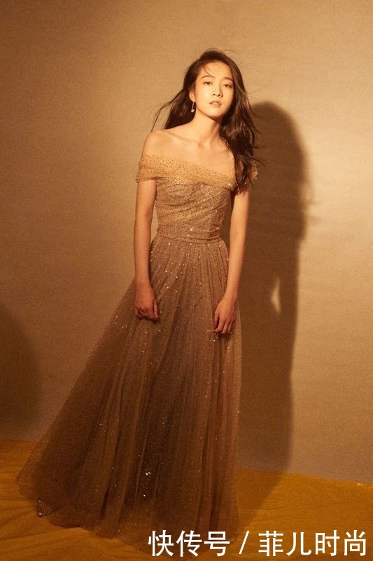 张雪迎穿一字肩薄纱裙好淑女,气质炸裂,撞上baby也不输!