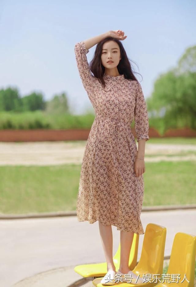 宽松长袖T恤搭配五分裤，倪妮也能凹出街头范，网友：美少女一枚