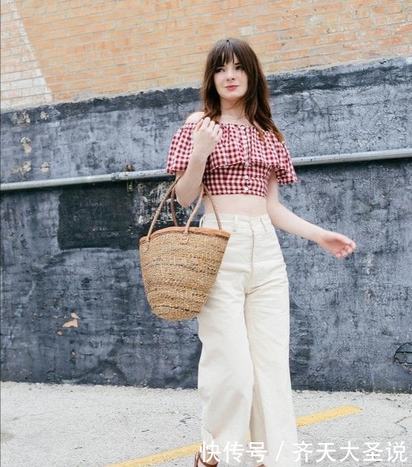  #气质#女人穿阔腿裤时，别总搭衬衫，当下流行这4种穿法，时髦又高级