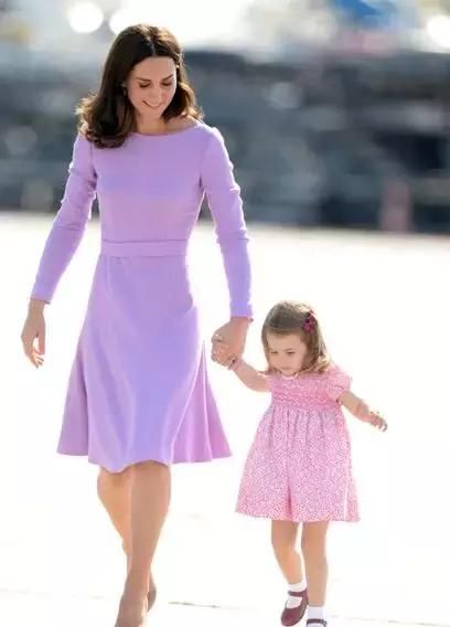 凯特王妃、夏洛特小公主同行的这个细节，原来这么讲究