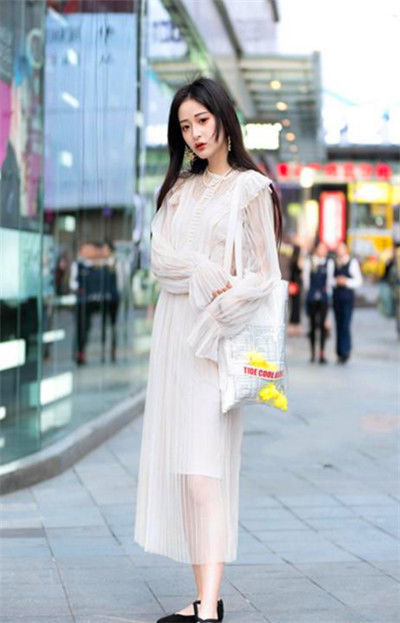 小天使@街拍:白裙小姐姐,灵动秀气,犹如可爱的小天使一样美丽