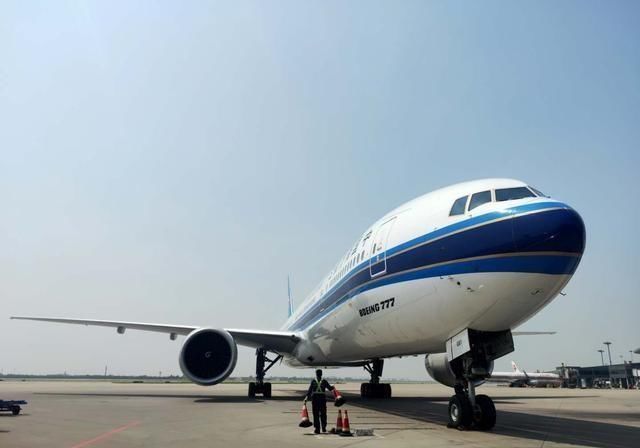 「国际」西安咸阳国际机场迎来首架波音777客机
