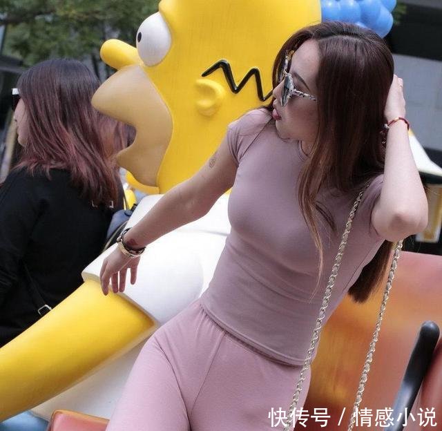 游乐场的打底裤辣妈，傲人曲线引得路人频频回头！