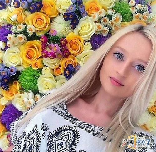 眼睛会变色的女孩，称自己天生像芭比