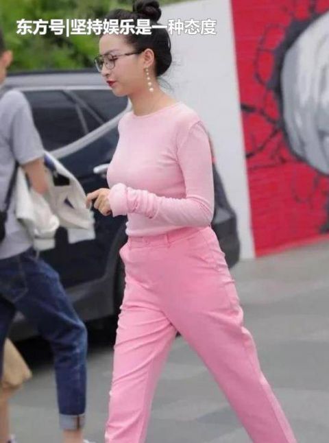 『气质』街拍:瑰姿艳逸的美女,一件白色上衣配黑色短裙,时尚魅力气质