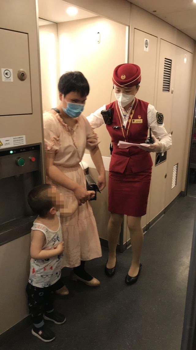  [孩子]五一返程遇盲人带娃回家 列车长提供暖心服务