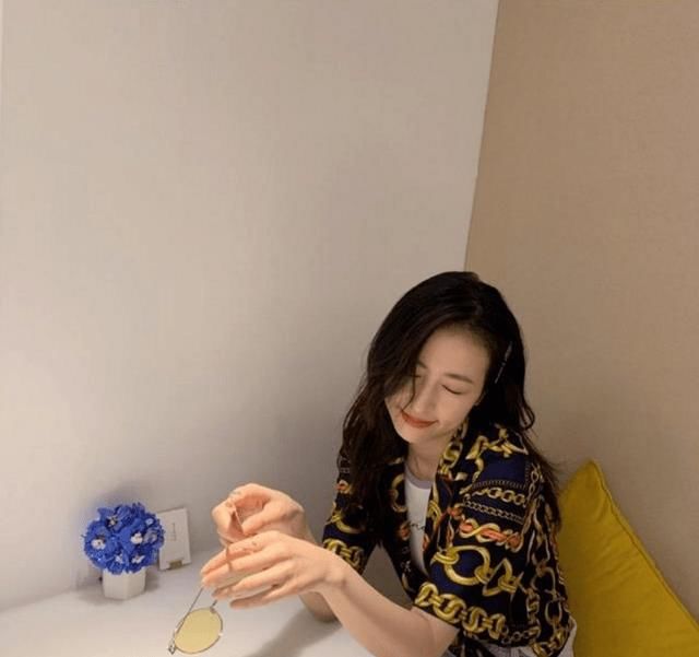  『春天』春天花衬衫怎么穿搭才能零失误？这样搭配高级又时髦！