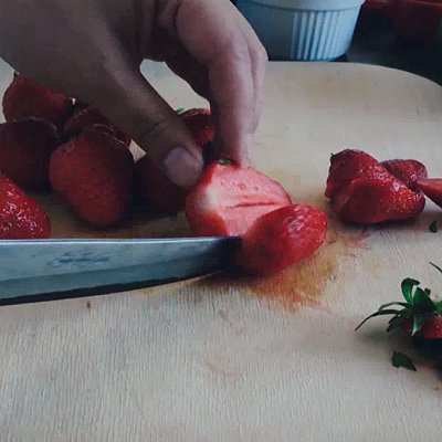  『香草荚』【安卡西厨】香草味大黄草莓核桃碎甜点