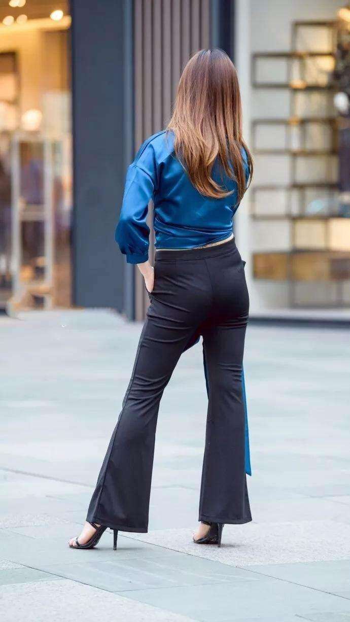 街拍: 圆润曲线的丰腴辣妈, 尽显紧致好身材