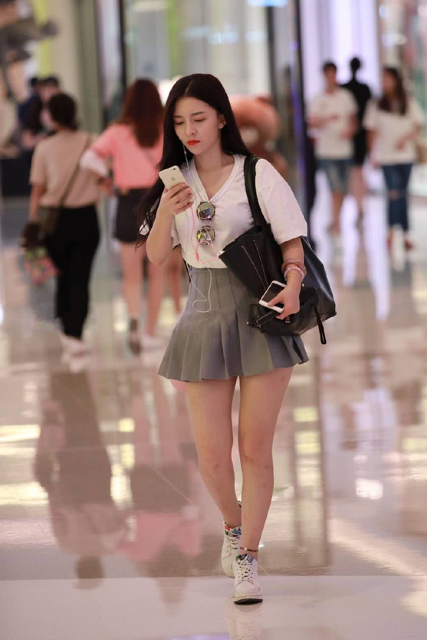 街拍：短裙秀大长腿的小姐姐，白皙光鲜靓丽穿着时尚性感！