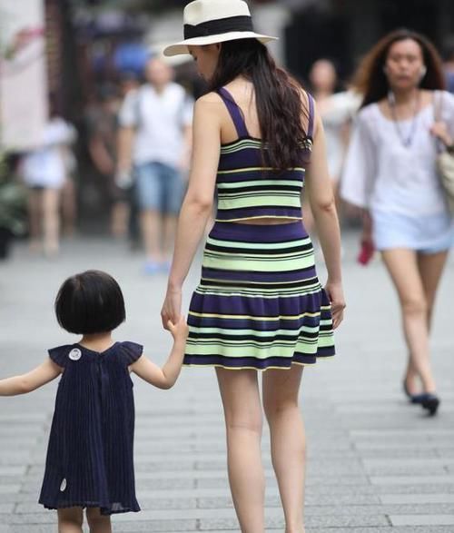  #a932#街拍：丹唇外朗的美女，一件黑色短袖配浅色牛仔裤，时尚活力气质