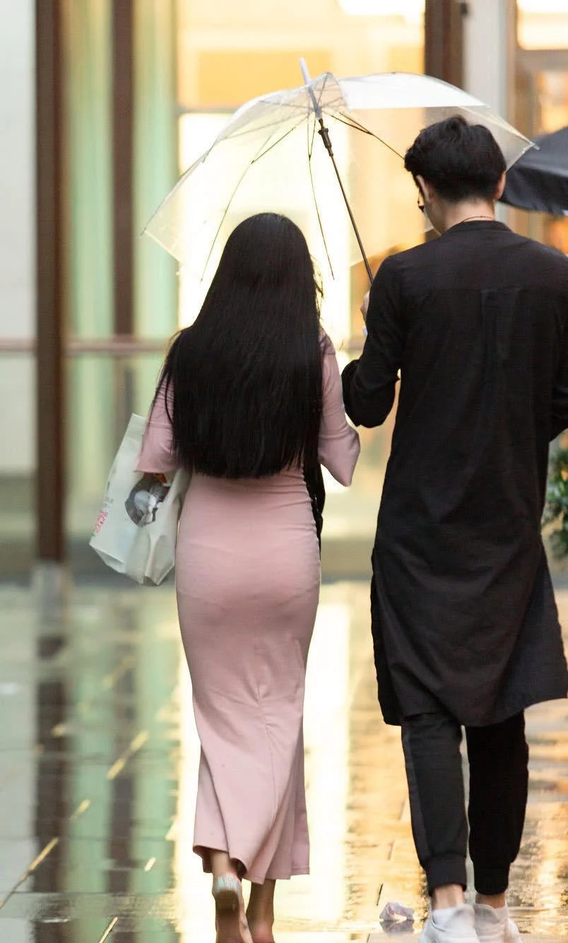 气质小姐姐紧身的服装在每一个人的眼中就是为了彰显自己完美身材