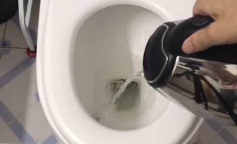  [要随身携带]你知道吗？住宾馆时，记得倒壶开水在马桶里，原来如此，太重要了