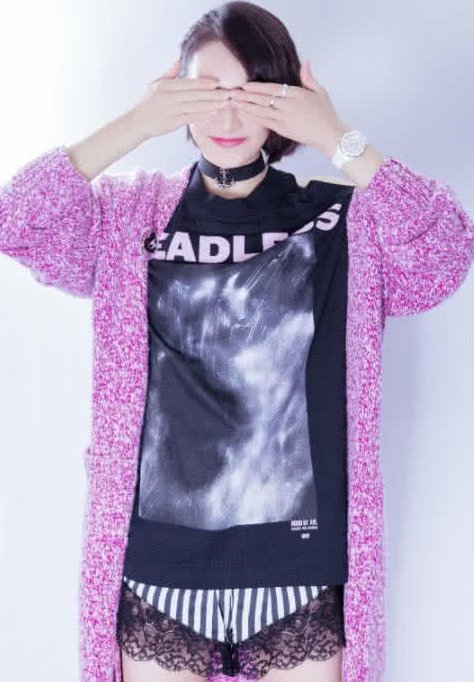 宋茜为了美也是拼了，脚直接与地面成90度，腿长的要逆天了