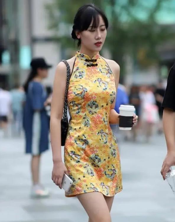 【碎花】街拍:月貌花容的小姐姐,一条碎花旗袍连衣裙,青春靓丽风采