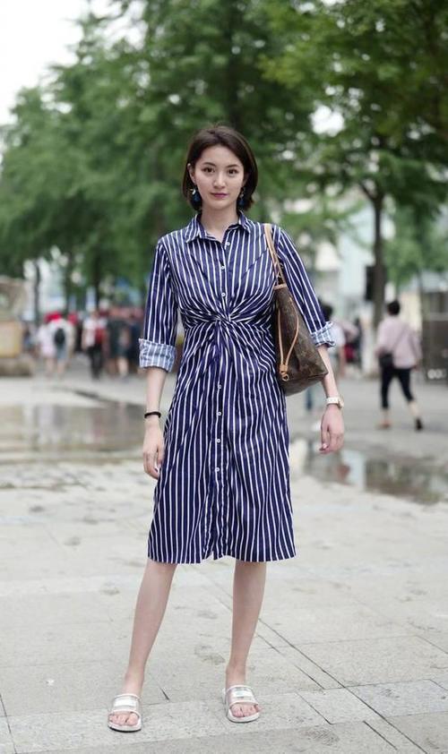 偶遇美女，清纯秀丽秀色可餐，身材是真的美！